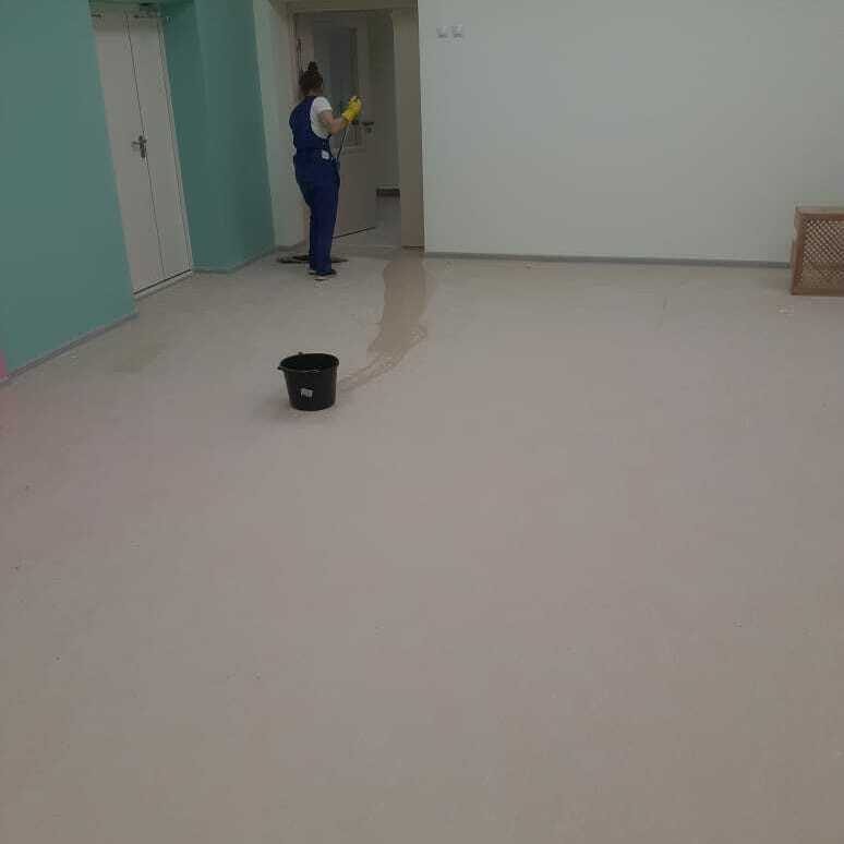 Фото – мытьё полов в спортивном помещение Фото – мытьё полов в спортивном помещение