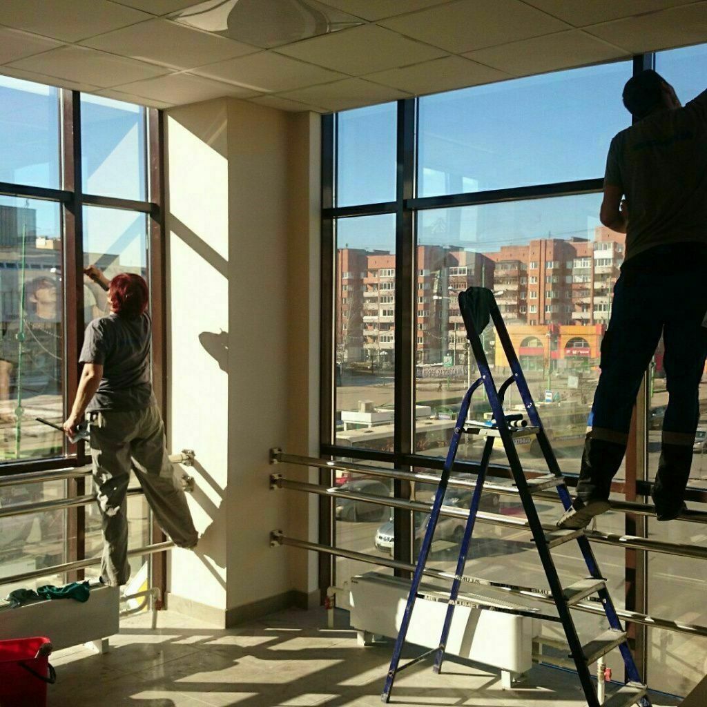 Фото – мытье окон в офисных помещениях Фото – мытье окон в офисных помещениях